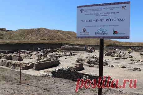На Тамани нашли дом средневекового шулера. В Краснодарском крае во время раскопок в древнем городе Фанагория в Тамани во время раскопок нашли дом средневекового шулера с игральными костями и другими принадлежностями. Об этом сообщил заместитель руководителя Фанагорийской археологической экспедиции Института археологии РАН Сергей Остапенко.