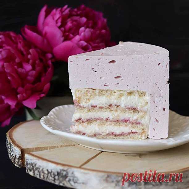 ТОРТ МАЛИНОВАЯ НЕЖНОСТЬ 

Ингредиенты на торт 18 см

бисквит:
яйцо 3 шт
сахар 90 г
ванильная паста 1 ч.л
мука 90 г

крем:
творожный сыр 250 г
сливки 33% 125 г
сахарная пудра 40 г
ванильная паста 1 ч.л

пропитка:
малиновое пюре 50 г
сахар по вкусу

суфле:
сливочное масло 82,5 % 100 г
сгущенное молоко 50 г

белок 3 шт (115 г)
сахар 75 г

сироп:
вода 110 г
агар (900) 8-10 г (на видео 10 г)
сахар 180 г
пюре малиновое 130 г

1.Бисквит. Взбить яйца с сахаром и ванилью 7-8 минут ...