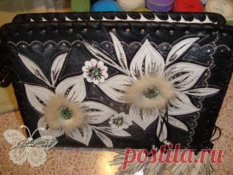 Обложка для книг из натуральной кожи, декор декоративная строчка, аппликация, бисер, стразы, мех.