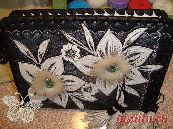 Обложка для книг из натуральной кожи, декор декоративная строчка, аппликация, бисер, стразы, мех.