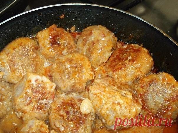 Тефтели «Как в садике».

Этот рецепт тефтелей — любимый нами с детства. Приготовить тефтели очень просто, а кушать очень вкусно!

Ингредиенты:

Для тефтелей:
Мясной фарш (в данном случае свиной) — 400 г
Рис — 1\2 стакана круглозерненного
Лук — 1 средняя луковица
Яйцо — 1 шт.
Мука для панировки
Соль по вкусу
Растительное масло (для жарки)

Для подливы:
Томатная паста — 1 чайная ложка
Мука — 1 столовая ложка
Сливки (сметана) — 1 столовая ложка
Вода — 1,5 стакана воды

Пригот...