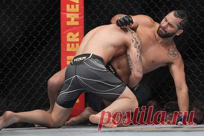 Бойцы UFC Масвидаль и Ковингтон устроили драку в ресторане. Американские бойцы смешанного стиля (MMA) Хорхе Масвидаль и Колби Ковингтон устроили драку в одном из ресторанов Майами. Репортер Fox Sports 640 Энди Слэйтер первым сообщил о конфликте между Ковингтоном и Масвидалем, который перерос в драку в ресторане Papi Steak. По его словам, на адрес была вызвана полиция.