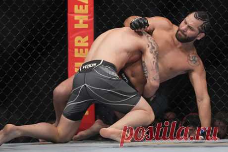 Бойцы UFC Масвидаль и Ковингтон устроили драку в ресторане. Американские бойцы смешанного стиля (MMA) Хорхе Масвидаль и Колби Ковингтон устроили драку в одном из ресторанов Майами. Репортер Fox Sports 640 Энди Слэйтер первым сообщил о конфликте между Ковингтоном и Масвидалем, который перерос в драку в ресторане Papi Steak. По его словам, на адрес была вызвана полиция.