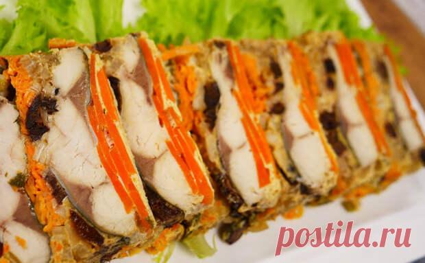 Скумбрия стала Королевой стола: готовим с яйцом и черносливом - Steak Lovers - медиаплатформа МирТесен Скумбрию принято коптить и в крайних случаях жарить — оба блюда слишком обычны, чтобы удивить гостей. Но мы превратим скумбрию в настоящую Королеву стола: по новому рецепту приготовим ее слоями с черносливом и яично-молочной заливкой. На две скумбрии среднего размера нам понадобится 2 моркови,