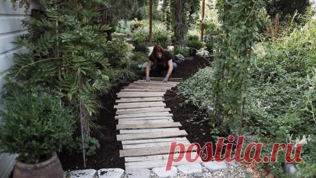 Всем привет, задумывались ли вы о том как можно переиспользовать деревянные поддоны? У нас есть для вас интересная статья на эту тему. Узнайте как сделать из старых поддонов прекрасную дорожку для вашего участка и не только ее.