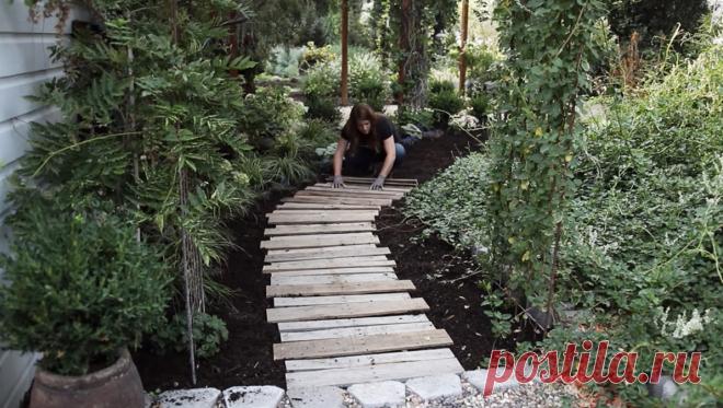 Всем привет, задумывались ли вы о том как можно переиспользовать деревянные поддоны? У нас есть для вас интересная статья на эту тему. Узнайте как сделать из старых поддонов прекрасную дорожку для вашего участка и не только ее.