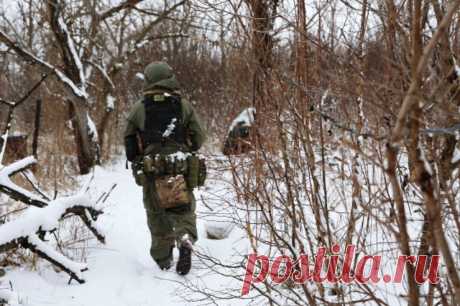 Рядовой Стрелец восстановил связь между сослуживцами после атаки ВСУ. Военный подверг себя риску, чтобы восстановить аппаратуру связи, поврежденную украинскими снарядами.