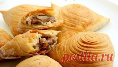 Слоеная самса (настоящая, узбекская) Ингредиенты: Для теста понадобится: -4 ст. муки -1 яйцо -1 ст. теплой воды -100 г слив. масла -0,5 ч.л. соли Приготовление: В теплую воду добавила яйцо, соль, слив масло (мягкое), все вилкой чуть взбила, размешала до растворения соли. И стала постепенно подсыпать муку, одновременно размешивая. Когда тесто стало густое, я его выложила на стол и вымесила плотноватое тесто. Разделила его на три части. Каждую часть скатала в колобок. И оставила на столе, накрыв…