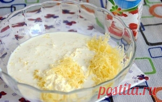Куриные шарики в сырно-сливочном соусе

Ингредиенты: 

- 500 гр. куриного филе
- 1 луковица
- 1 яйцо
- 3 зубчика чеснока
- 200 мл сливок
- 150 гр. твердого сыра

Способ приготовления:

1. Куриное филе нужно слегка отбить и мелко порезать (отбить забыла, зато филе было чуть подмороженное и резать мелко было легко)
2. Затем добавить туда мелко шинкованный лук, посолить, поперчить, выбить яйцо
Хорошенько перемешать.
3. Теперь возьмите форму, смажьте сливками и формируя неболь...