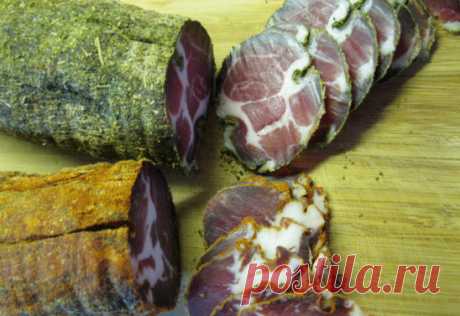 ВЯЛЕНАЯ СВИНАЯ ШЕЯ - ЭТО ДОЛГО, НО ЭТО ВКУСНО. 
И, НАДО СКАЗАТЬ, ОНО ТОГО СТОИТ
Для маринада:
— соль 455 гр.
— черный перец горошком 2 ч.л.
— душистый перец 10 шт.
— гвоздика 10 шт.
— лавровый лист 5 шт.