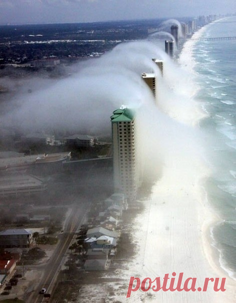 Туман создает эффект, похожий на цунами. Побережье Флориды, США