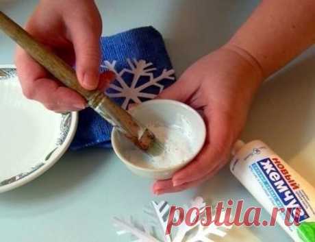 ❄ ⛄Поделки. Снежинки на окне Понадобится: - зубная паста (белая) - маленькая ёмкость - глубокая тарелка с водой - тряпка - губка - бутылка-опрыскиватель с водой - бумажные снежинки Зубную пасту необходимо развести с водой, размешать для получения густого пастообразного состояния. Используйте зубную пасту без добавления цветных частиц. Опускаем снежинки в тарелку с водой. Приклеиваем снежинки к стеклу на воду, аккуратно расправляем заломы бумаги. Со снежинок будет стекать вода, промокните её…