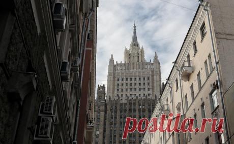 МИД назвал США и НАТО «соучастниками» атаки дронов на Москву. Такие атаки были бы невозможны без помощи Киеву со стороны США и их союзников по НАТО, которые продолжают поставлять на Украину оружие, в том числе БПЛА, и обучают операторов дронов, считает Москва