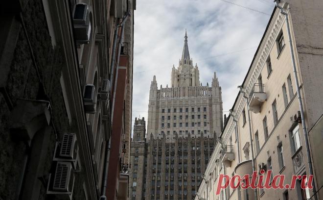 МИД назвал США и НАТО «соучастниками» атаки дронов на Москву. Такие атаки были бы невозможны без помощи Киеву со стороны США и их союзников по НАТО, которые продолжают поставлять на Украину оружие, в том числе БПЛА, и обучают операторов дронов, считает Москва