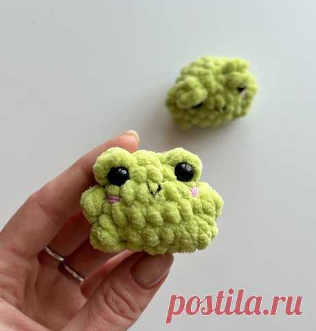 PDF Микро Жабка крючком. FREE crochet pattern; Аmigurumi toy patterns. Амигуруми схемы и описания на русском. Вязаные игрушки и поделки своими руками #amimore - маленький лягушонок из плюшевой пряжи, плюшевая лягушка, жаба.