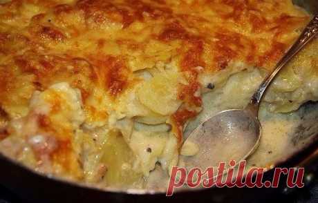 Картофель дофине 

Вам потребуется: 

1 кг картофеля 
1 яйцо 
1 стакан молока 
200 г твёрдого сыра 
зубчик чеснока 
50 г сливочного масла 
чёрный молотый перец 
приправы по вкусу 

Приготовление: 

Картофель очистить и порезать на кружочки толщиной 2-3 мм. 

Чеснок очистить, разрезать пополам и хорошо натереть им форму для запекания. 

Форму слегка смазать сливочным маслом. 

Нарезанный картофель выложить в форму слоями. 

Сыр натереть на тёрке. 

Три четверти тёртого сыра...