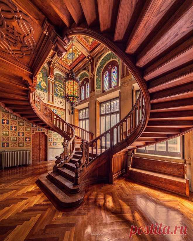 Императорская лестница, Савойский замок, Валле д'Аоста, Италия