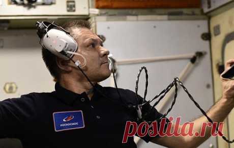 Космонавт-рекордсмен готовится вернуться на Землю. Что надо знать об Олеге Кононенко. Самый опытный из действующих российских космонавтов, командир отряда космонавтов Роскосмоса и специальный корреспондент ТАСС Олег Кононенко 23 сентября возвратится на Землю с Международной космической станции (МКС). Пятая в карьере россиянина орбитальная экспедиция, в ходе которой Кононенко отметился рядом значимых достижений и провел серию уникальных научных экспериментов, в общей сложности продлится больше…