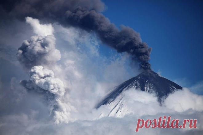 ФОТО: «Пять дней я жил довольно близко к вулкану, задача была наблюдать извержение и постараться снять лавовые потоки. Однажды днем, на фоне однородного гула вдруг раздался громкий звук, и рядом с вулканом в воздух устремился огромный столб. Все тут же подумали — новое извержение. Но потом выяснилось: лава, днем не видимая на таком расстоянии, дошла до ледника, и начался бурный процесс испарения, вызвавший такой красивый эффект» - научно-популярный журнал GEO/фото И.Дементиевского/