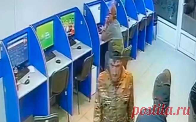 В букмекерской конторе в Петербурге ранения получили три человека. Видео. Трое мужчин были госпитализированы с ножевыми ранениями после конфликта с 60-летним охранником в одной из букмекерских контор на севере Санкт-Петербурга, сообщила пресс-служба регионального МВД.