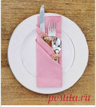 Сервировка стола: салфетки, сложенные в виде трех кармашков