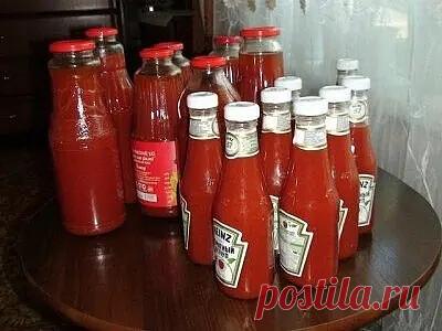 Кетчуп (обалденный) 
 
Итак, не томим, приступаем и готовим: 
5 кг помидор 
10 штук КРАСНОГО болгарского перца (по размеру я беру средний и крупный, но обязательно красный) 
10 головок репчатого лука (среднего размера) 
гвоздика, корица, перец горошком по вкусу (я кладу по столовой ложке, без горки, а корицы еще чуть чуть, ну очень ее уважаю в этом кетчупе!) 
2,5 стакана сахара (стакан граненый - 250 граммовый) 
2,5 ст. ложки соли (можно с горкой, но без фанатизма) 
250 гр...