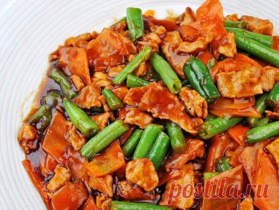 Спаржевая фасоль с курицей под винным соусом
Ингредиенты:
0,5 кг куриного мяса (филе),
400 г спаржевой фасоли,
2 моркови,
2 луковицы,
2 помидора,
1 болгарский перец,
3 зубка чеснока,
1 ст. ложка томатной пасты,
1 ст. ложка соевого соуса,
1 ст. ложка вина Херес,
1 ст. ложка крахмала,
1 ч. ложка сахара,
3-4 ст. ложки растительного масла,
перец,
соль по вкусу.
Приготовление:
Помой, почисти и крупно нарежь овощи. Со спаржевой фасоли срежь кончики и окуни ее в кипящую воду на 2-3 минуты.
Порежь м