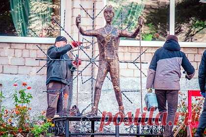 Нововоронежской «Аленке» нашли жениха. В Кунгуре появился кованый памятник лыжнику, похожий на скандальную скульптуру из Нововоронежа. Пользователи местных соцсетей даже нарекли его мужем «Аленки». Кузнеца Антона Кирякова сравнения его лыжника с памятником «русской смерти» не оскорбляют. В качестве прототипа для ковки лица лыжника автор взял самого себя.