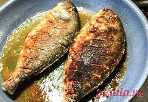 Запрещенные вещи при жарке рыбы - Steak Lovers - 18 июня - Медиаплатформа МирТесен ЛУЧШЕЕ ЗА НЕДЕЛЮ Очень многие при жарке рыбы допускают небольшие ошибки, которые способны испортить самое вкусное блюдо. Повара поделились списком совершенно запрещенных вещей, которые при жарке рыбы делать не нужно ни в коем случае. Сковорода при жарке должна быть раскалена на максимальном огне. - 18 июня - 43563604074 - Медиаплатформа МирТесен