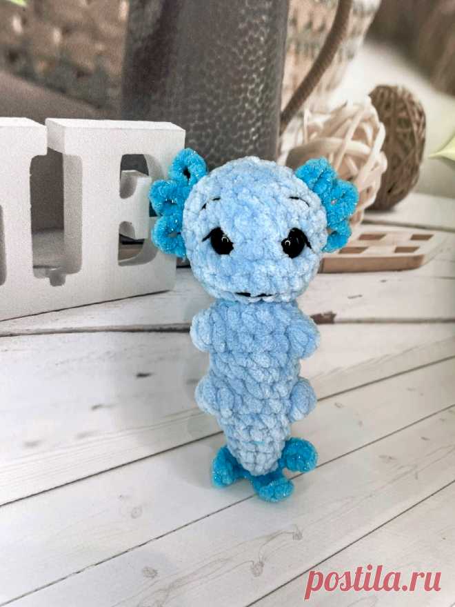 PDF Аксолотль крючком. FREE crochet pattern; Аmigurumi toy patterns. Амигуруми схемы и описания на русском. Вязаные игрушки и поделки своими руками #amimore - маленький аксолотль из плюшевой пряжи, плюшевая амфибия.