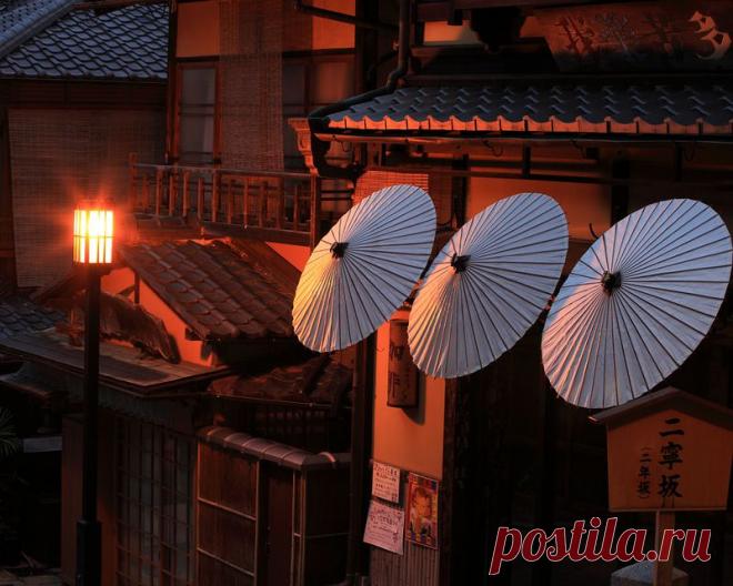 вечер обнял нас , кафе наполнилось весной