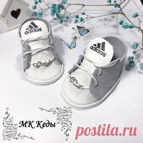 ​Кеды для куклы: мастер-класс Кеды для куклы: мастер-классАвтор: world___dolls.Процесс:1. Вырезаем все детали. Стельку переводим симметрично правую и левую. Переводим наклейку (можно без неё). Делаем дырочки под шнурки.2. Клеим переднюю часть к стелькам, обязательно ставим центральные метки и перед проклейкой ещё...