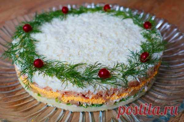 Вкуснейший салат на Новогодний стол! Такого салата всегда мало! Всем большой привет! Сегодня приготовлю очень вкусный, нежный, сытный праздничный слоеный салат с курицей и маринованными грибами. Надеюсь, что вы его оцените, и он станет украшением вашего праздничного стола.