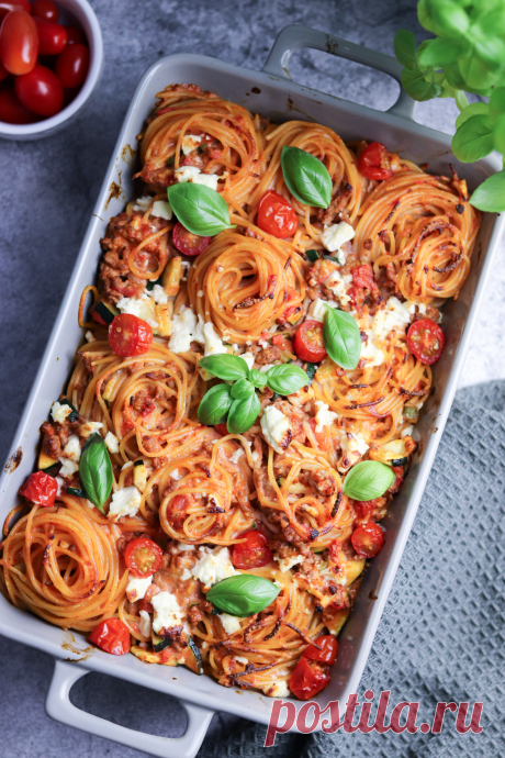 Dieser Spaghettiauflauf mit Feta und frischen Tomaten ist super einfach und wirklich gelingsicher! Schmeckt vor allem Kindern sehr gut.