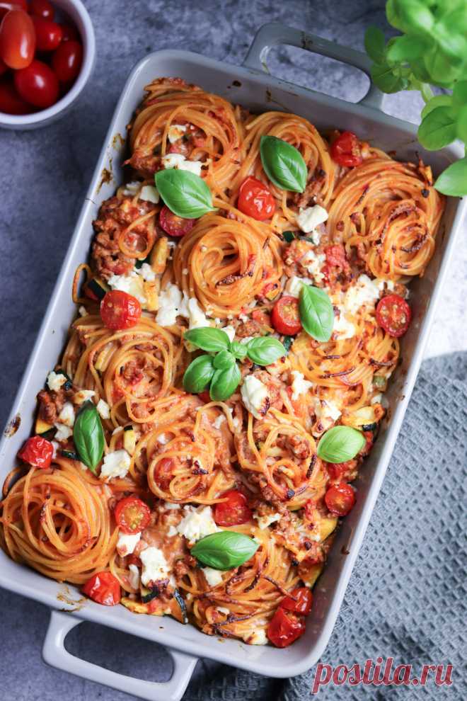 Dieser Spaghettiauflauf mit Feta und frischen Tomaten ist super einfach und wirklich gelingsicher! Schmeckt vor allem Kindern sehr gut.