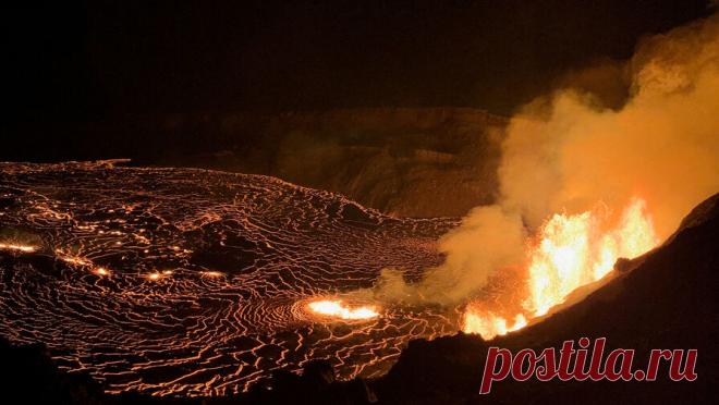 На Гавайях произошло извержение вулкана. На Гавайях произошло извержение вулкана Килауэа. Об этом сообщает геологическая служба США. Отмечается, что фонтаны лавы бьют сразу из трех кратеров. Один из них достиг высоты 370 метров. Общий объем выброса лавы оценивался в 16 млн ...