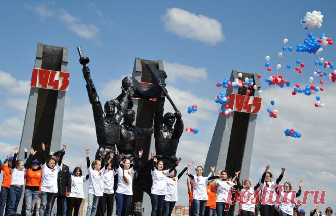 Мемориала "Боевая слава забайкальцев" в Чите  © Евгений Епанчинцев/ТАСС  | ТАСС: Общество - Как отметили День Победы в городах России