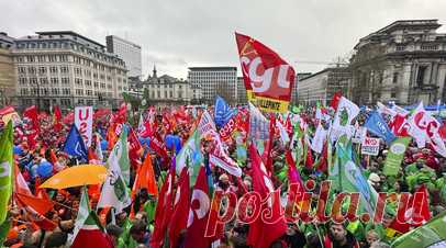 В Брюсселе прошла демонстрация с требованием не тратить средства ЕС на оружие. Тысячи демонстрантов в Брюсселе потребовали от властей европейских стран не тратить средства ЕС на оружие. Читать далее