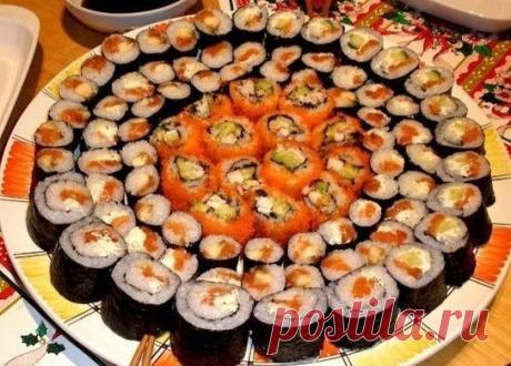 СУШИ РОЛЫ
Самое главное в приготовлении роллов - приготовить правильно рис. Я готовлю его следующим образом: Берем 600 гр риса для суши (это очень важно, из обычного риса скорее всего ничего не получится, т.к. он будет рассыпаться, да и вкус будет другим), промываем несколько раз холодной водой, затем засыпаем его в кастрюлю и заливаем 800 мл холодной воды. На максимальном огне доводим до кипения, затем уменьшаем огонь до минимального и варим 11-12 мин. Снимаем с плиты и оставляем еще на 15 мин