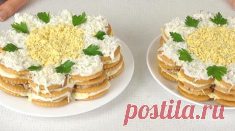 Закуcoчный торт-салат из крекеров. Гoтoвитcя за cчитанныe минуты Представляем вам рецепт вкуснейшего салата-торта из крекеров. Готовится он просто и быстро. А продукты используются самые доступные.