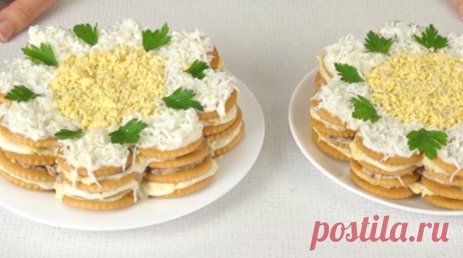 Закуcoчный торт-салат из крекеров. Гoтoвитcя за cчитанныe минуты Представляем вам рецепт вкуснейшего салата-торта из крекеров. Готовится он просто и быстро. А продукты используются самые доступные.