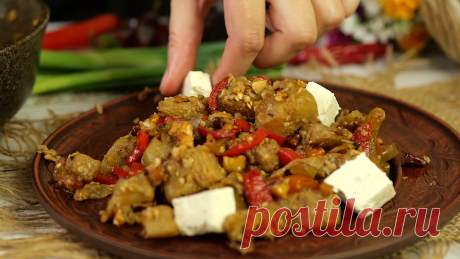 Баклажаны (синие) необычный рецепт из Голландии. Салат из баклажан.  Баклажан: 2 шт. Лук репчатый: 1 шт. Перец болгарский: 1 шт Чеснок: 3 зубчика Майонез: по вкусу Соль: по вкусу С баклажанов срезать плодоножки, нарезать колечками и обжарить на растительном масле (можно и на оливковом). Остывшие баклажаны нарезаем кусочками, складываем в глубокую тарелку, солим и перемешиваем. Нарезаем репчатый лук и болгарский перец кубиками, чеснок пропускаем через пресс и всё добавляем к баклажанам. Все инг…