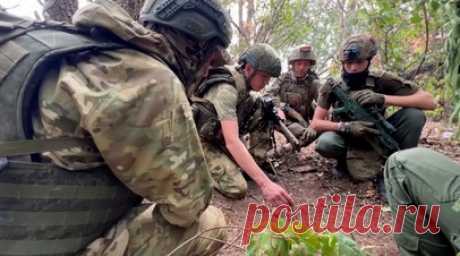 Как штурмовики ВС РФ продвигаются на западном направлении в ДНР. Военкор RT Хассан Насср побывал на позициях российских штурмовиков в ДНР. Войска группировки «Центр» наступают на западном направлении и подходят к городу Покровску, где находятся командные пункты и укрепления ВСУ. Командир штурмовой группы — Егор Захаров, получивший звание Героя России. Вместе с сослуживцами он выдавил украинские войска из нескольких населённых пунктов на Авдеевском направлении. Подробнее — в материале RT.…