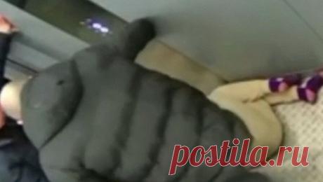 Двое уральцев жестоко избили женщину в лифте и попали на видео. В Нижневартовске двое мужчин затащили женщину в лифт и жестоко избили. Об этом сообщает Telegram-канал "Уралити". По информации Telegram-канала, инцидент произошел в многоэтажном доме в ЖК "Набережный". На кадрах ...