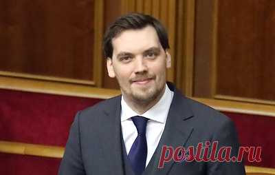 Азаров рассказал, что первый премьер при Зеленском называл его "дубом". По словам экс-премьер-министра Украины, не имевший опыта и знаний в сфере управления государством Алексей Гончарук пытался показать свою прогрессивность тем, что катался по зданию кабинета министров на самокате