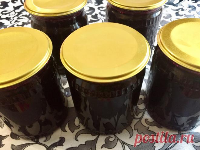 Чёрной смородины беру немного, а варенья-желе получается сразу несколько литров  😋.
Смородина у меня чёрная, не крупная.
Сахар и вода в пропорции 1:1, ягоды не раздавливаю.
Варить до готовности.
Как только варенье закипит, выключить и разливать по банкам.
Я не закатываю, закрываю пластмассовыми крышками.
Варенье получается густое, как джем.
Можно есть с блинами, оладушками и просто так.
Если не любите слишком сладкое варенье, то сахара можно добавить чуть меньше.
Приятного аппетита
Вот такой р…