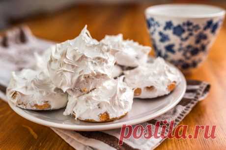 Домашние медовые пряники с белковой глазурью 

Ароматные домашние медовые пряники с добавлением в тесто небольшого количества имбиря, гвоздики, корицы и кардамона. Готовые пряники покрываем глазурью из взбитых белков и сахарной пудры.