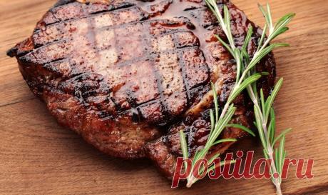 Простой секрет маринада для жесткого мяса Зачастую мясо получается жёстким, хозяйки во всём обвиняют продавца и свой неудачный выбор. Однако на деле ситуация обстоит иначе. Стейк может получиться мягким и сочным, если предварительно провести определённые манипуляции. Кулинарные эксперты советуют присмотреться к продуктам, которые сделают мясо сочным без дополнительных трудностей.