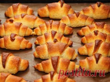 Очень простой рецепт рогаликов.
 
Тесто получается сдобным и, что самое главное, не надо ждать пока оно подойдёт, сразу же после замеса можно начинать заниматься выпечкой. Очень легко и быстро.
 
Ингредиенты:
 
1 пачка (200 г.) масла
3 стакана муки
2 яйца
1/2 стакана сахара
10 гр. сухих дрожжей
джем или варенье, повидло на ваш вкус.
 
Муку просеять в миску для насыщения ее воздухом. Так рогалики получатся пышными. Всыпьте сухие дрожжи в муку и перемешайте. На крупной терке...