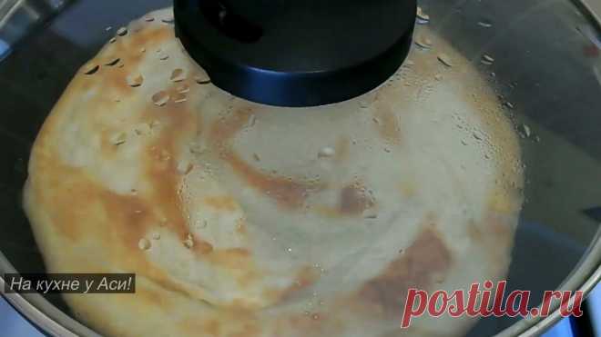 Раскатала тесто, насыпала лук. Посолила, поперчила и отправила на сковороду. Получила вкусные лепёшки 